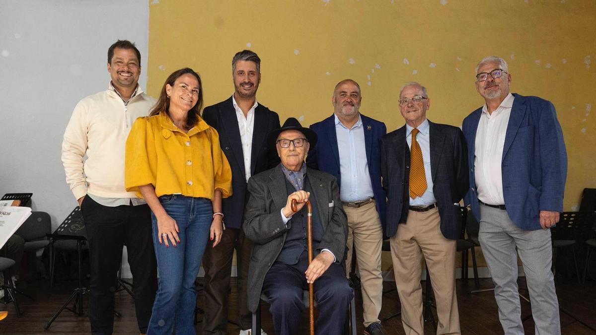 Foto de familia, este jueves, tras la firma del acuerdo de colaboración.