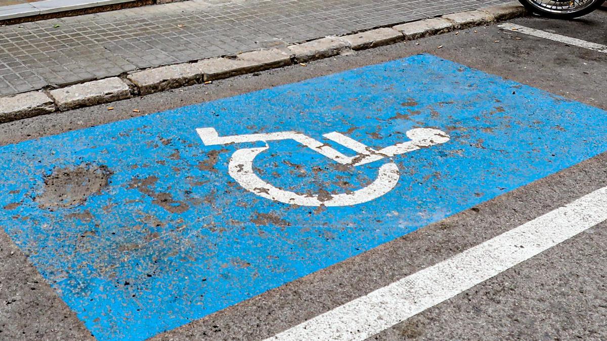 Una plaza de aparcamiento reservada a personas con movilidad reducida en la ciudad de Alicante