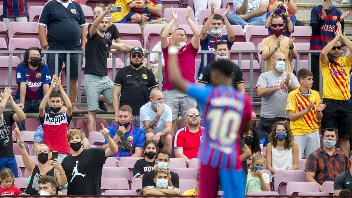 La afición rendida tras el gol de Ansu Fati.