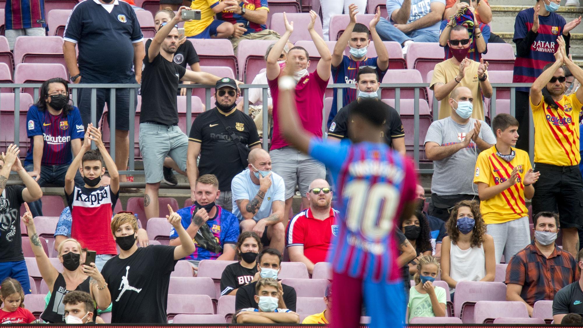 La afición rendida tras el gol de Ansu Fati.