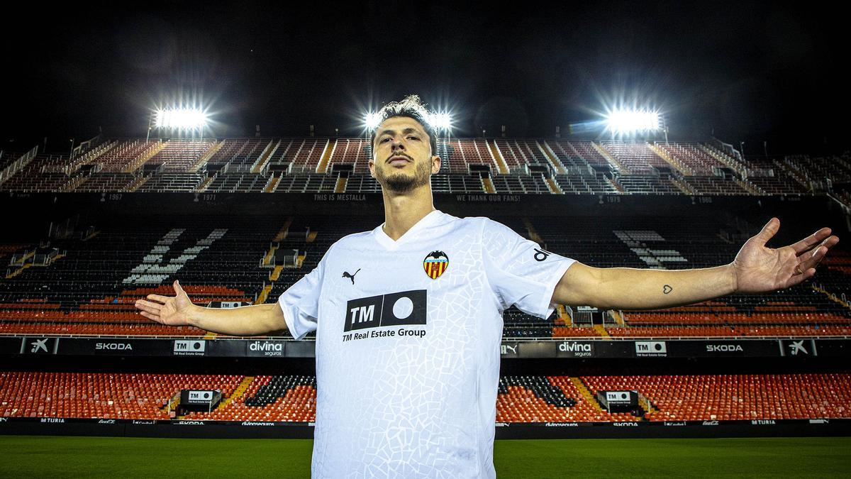 Guido Rodríguez en el estadio de Mestalla