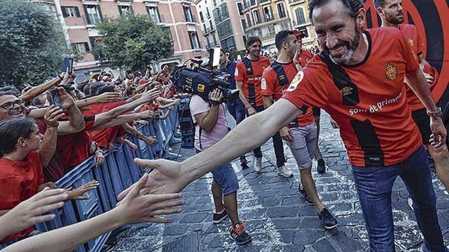 Vicente Moreno saluda a los aficionados a la llegada del equipo a Cort, el lunes.