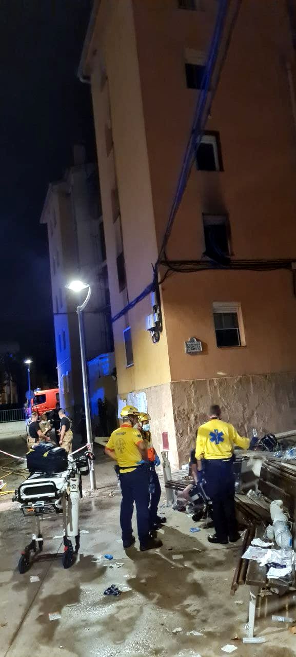 L'edifici incendiat a Olesa de Montserrat, en imatges