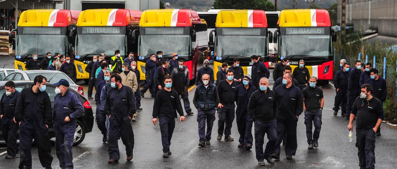 Trabajadores de Carsa, en el polígono de Bamio. |  // IÑAKI ABELLA