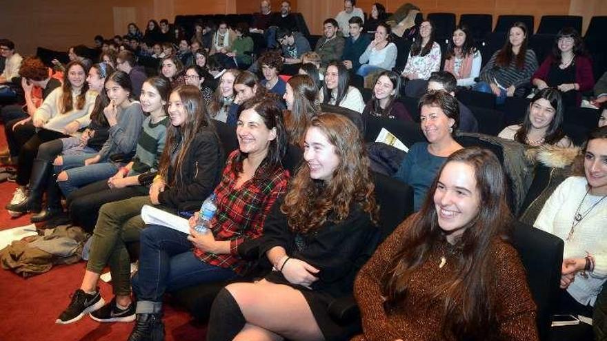 Escolares participantes no Club de Debate. // R.V.