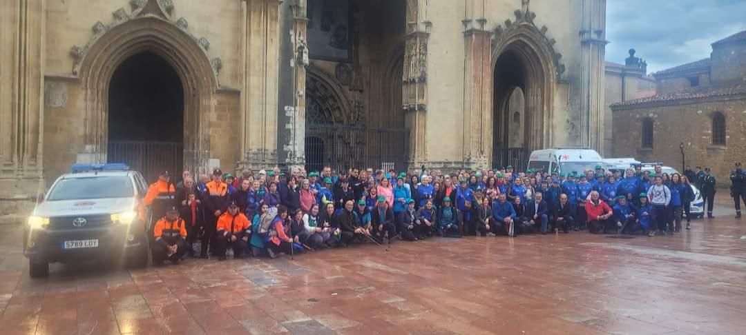 Los participantes en el recorrido por la &quot;Senda de los veinte mil pasos&quot;