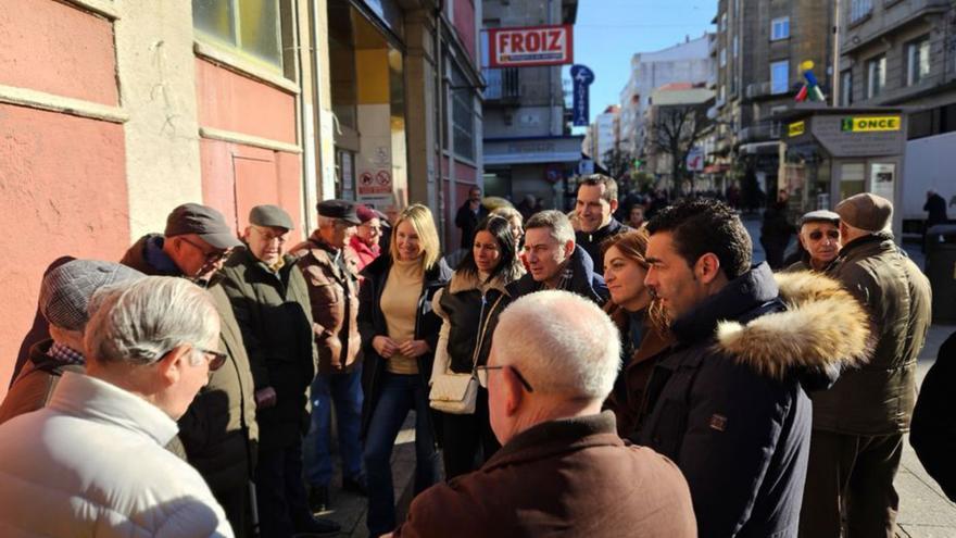 Candidatos de la lista provincial del PP recorriendo ayer O Calvario para explicar a los mayores las medidas impulsadas por la Xunta.