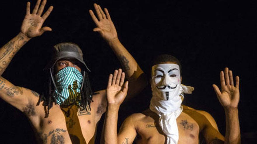 Imágenes de dos manifestantes en Ferguson.