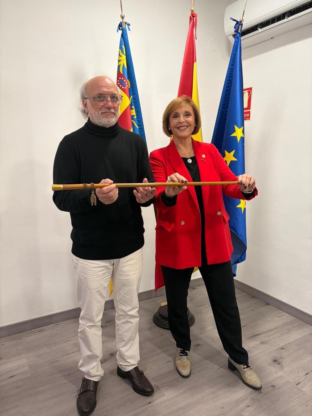Juan Romero y Lola Celda con la vara de mando de alcaldía