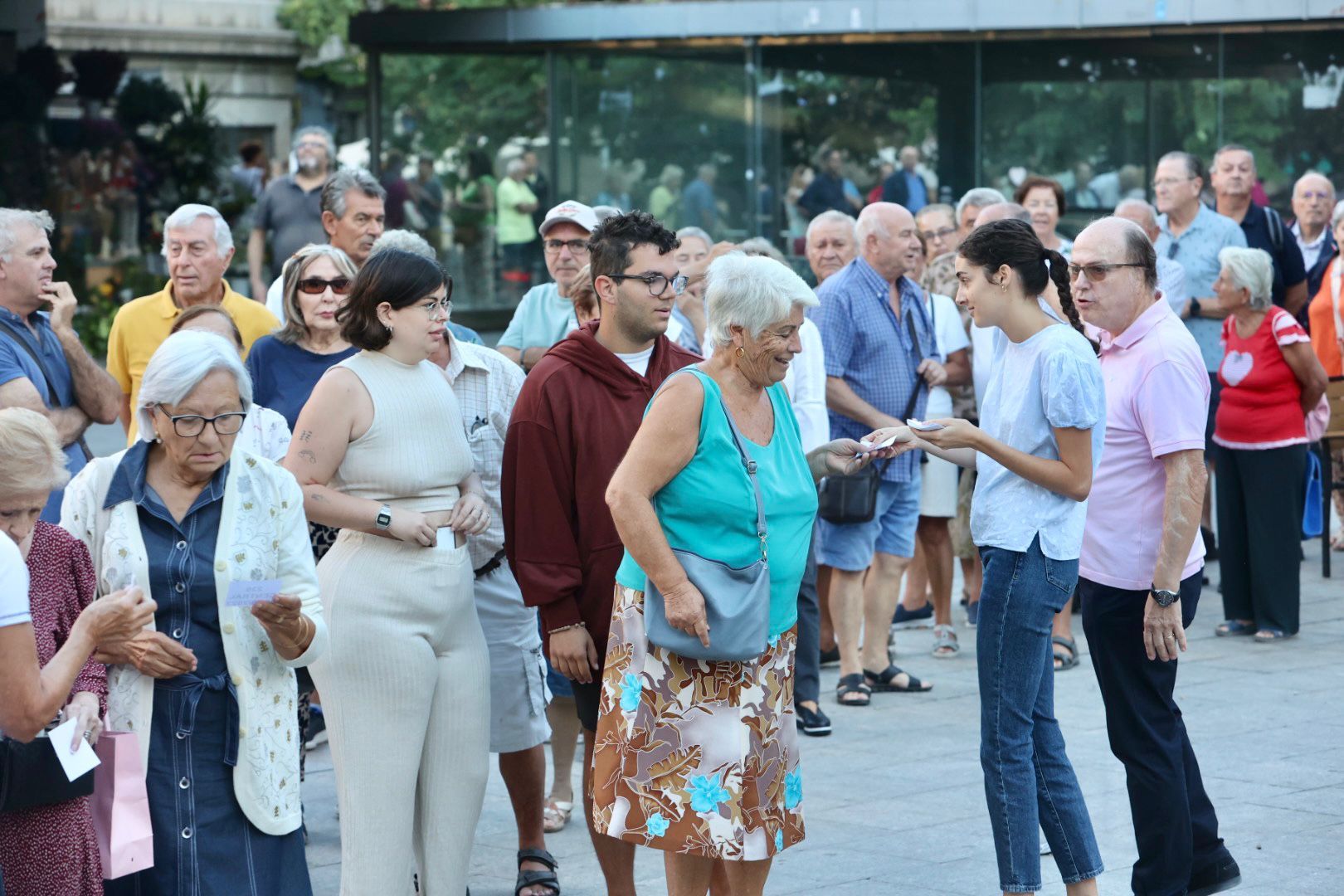 Colas de mayores de 65 años para adquirir el Bono Comercio