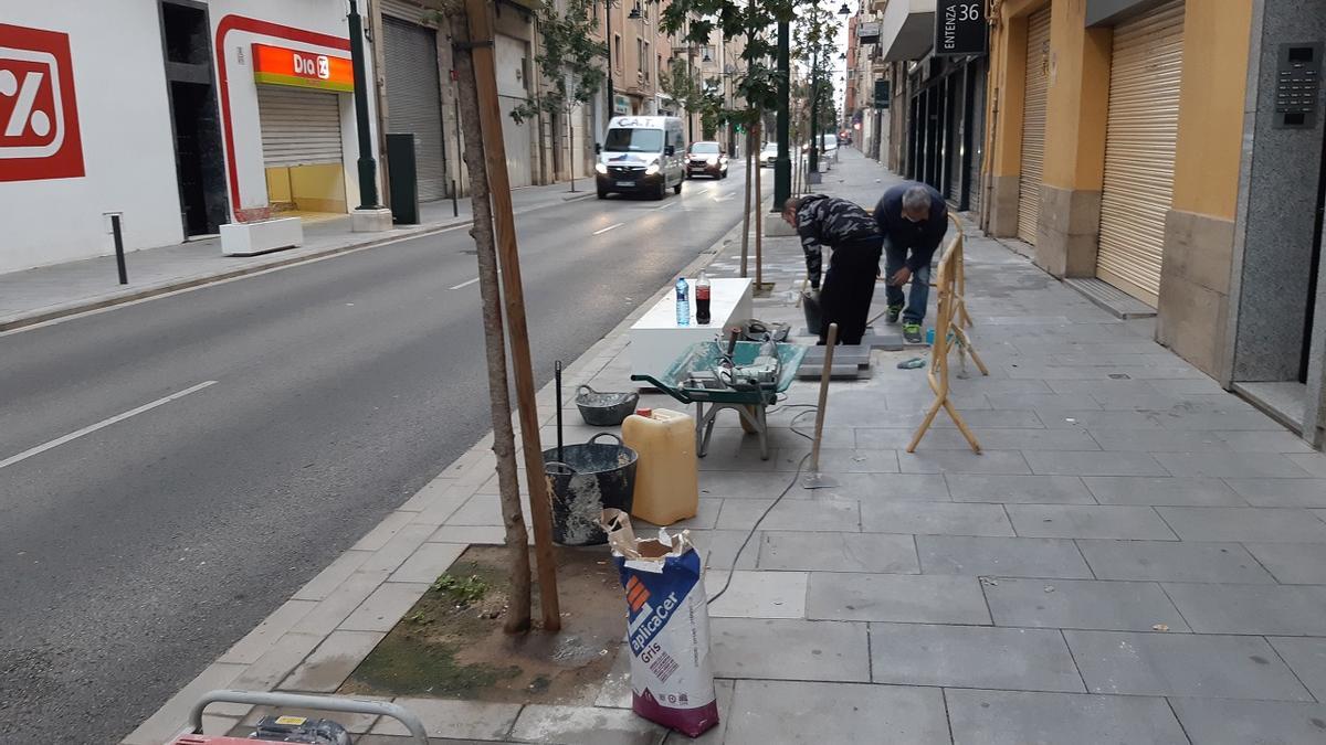 Arreglo de los desperfectos detectados en la calle Entenza de Alcoy.