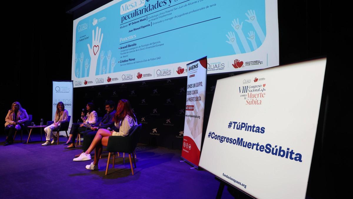 Una de las mesas del VIII Congreso Nacional sobre Muerte Súbita, con Araceli Boraita y Cristina Pérez como ponentes.