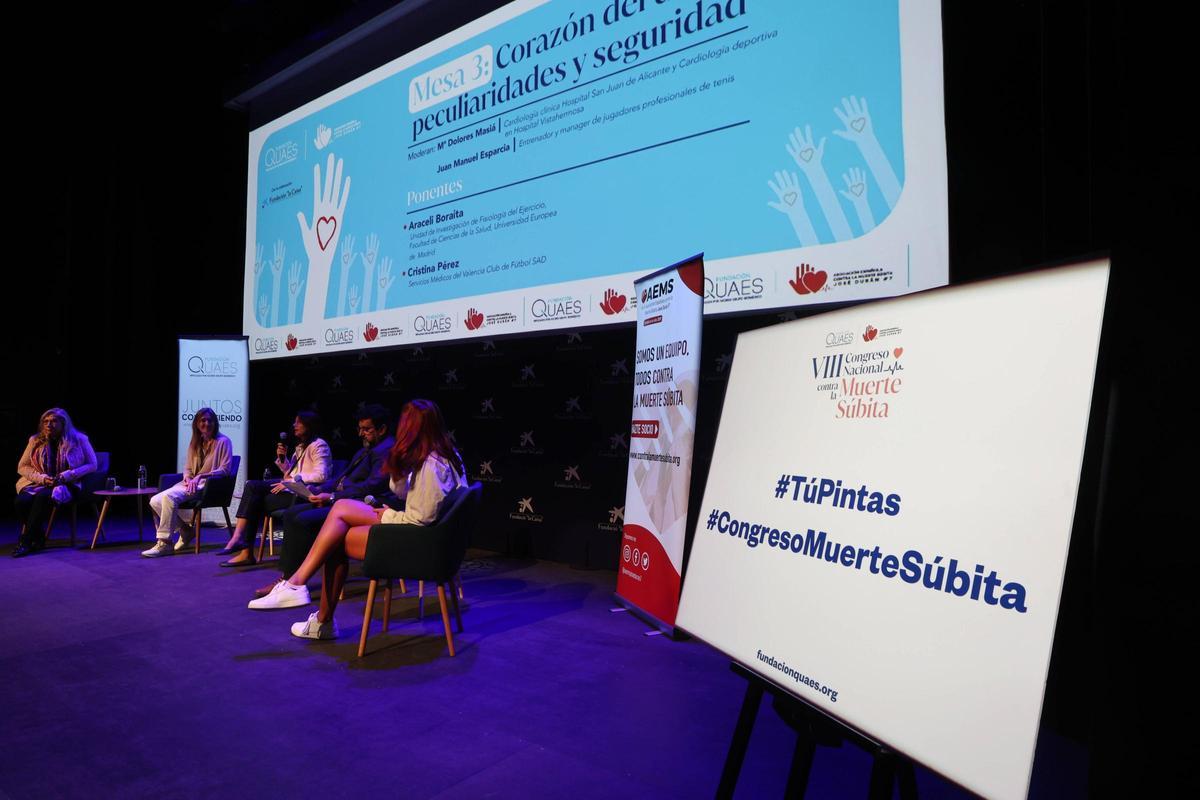 Una de las mesas del VIII Congreso Nacional sobre Muerte Súbita, con Araceli Boraita y Cristina Pérez como ponentes.