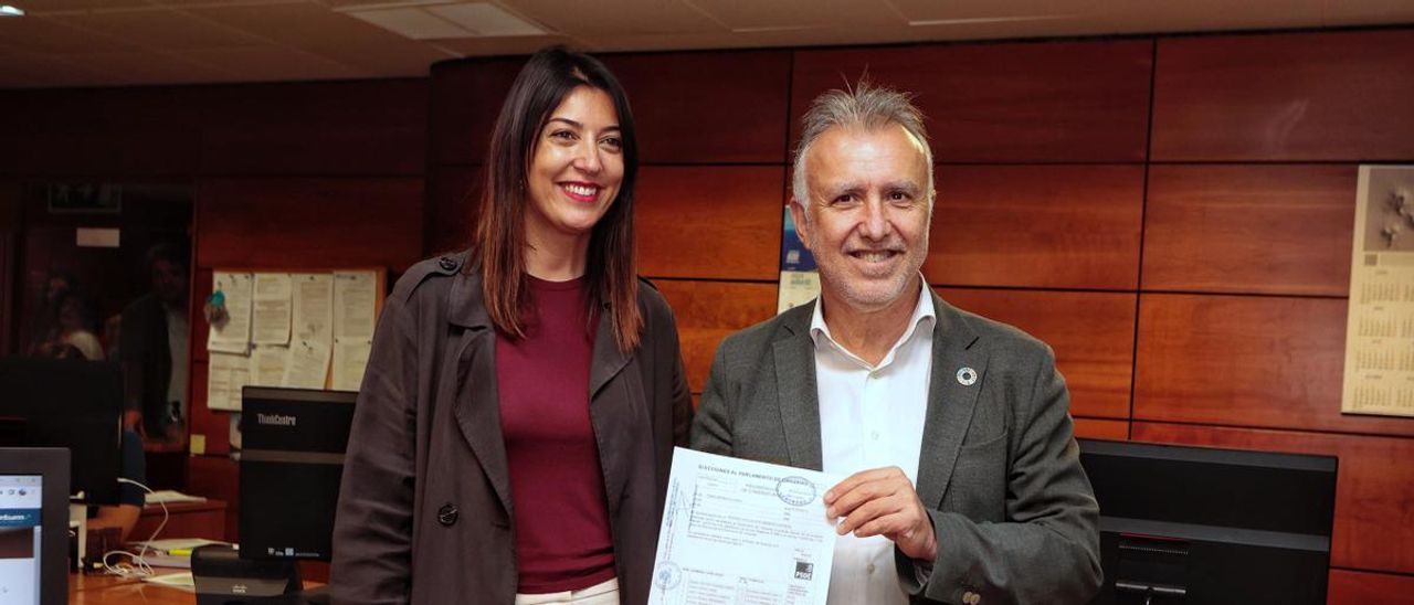 Ángel Víctor Torres registra su candidatura en la lista regional del Parlamento.
