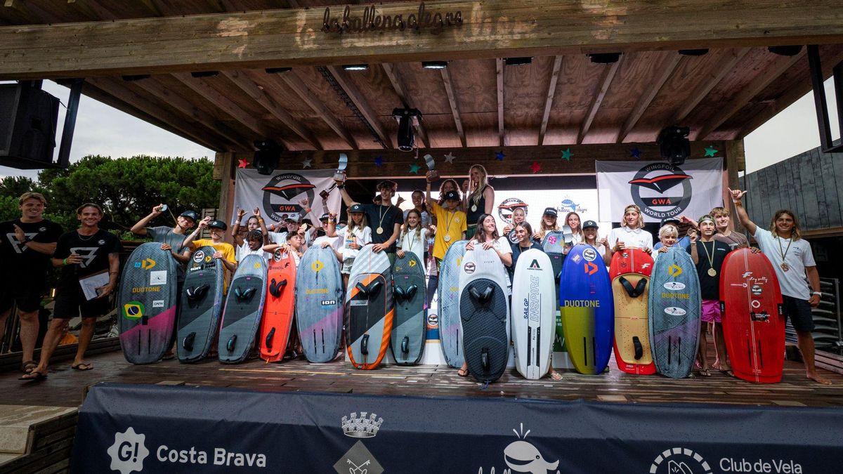 Els esportistes participants, en una foto de grup a les instal·lacions de La Ballena Alegre.