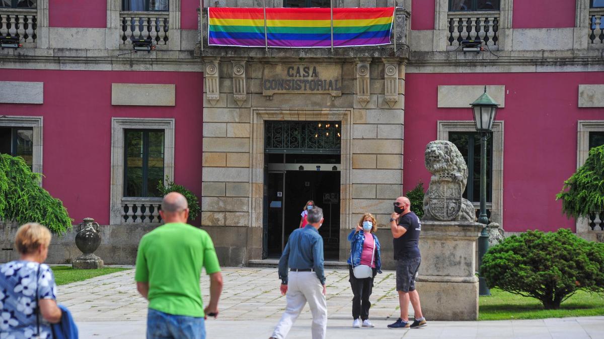 Bandera LGTBI en la fachada del Concello de Vilagarcía.