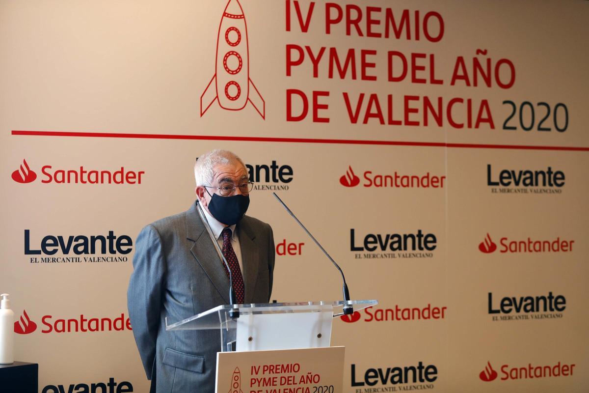 El presidente de Projar SA, Alejandro Faus, agradece el premio PYME del año.