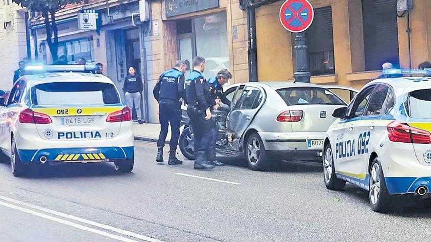 El conductor detenido en Oviedo por chocar ebrio con su hija de 10 años en el coche, en busca por estancia ilegal en España