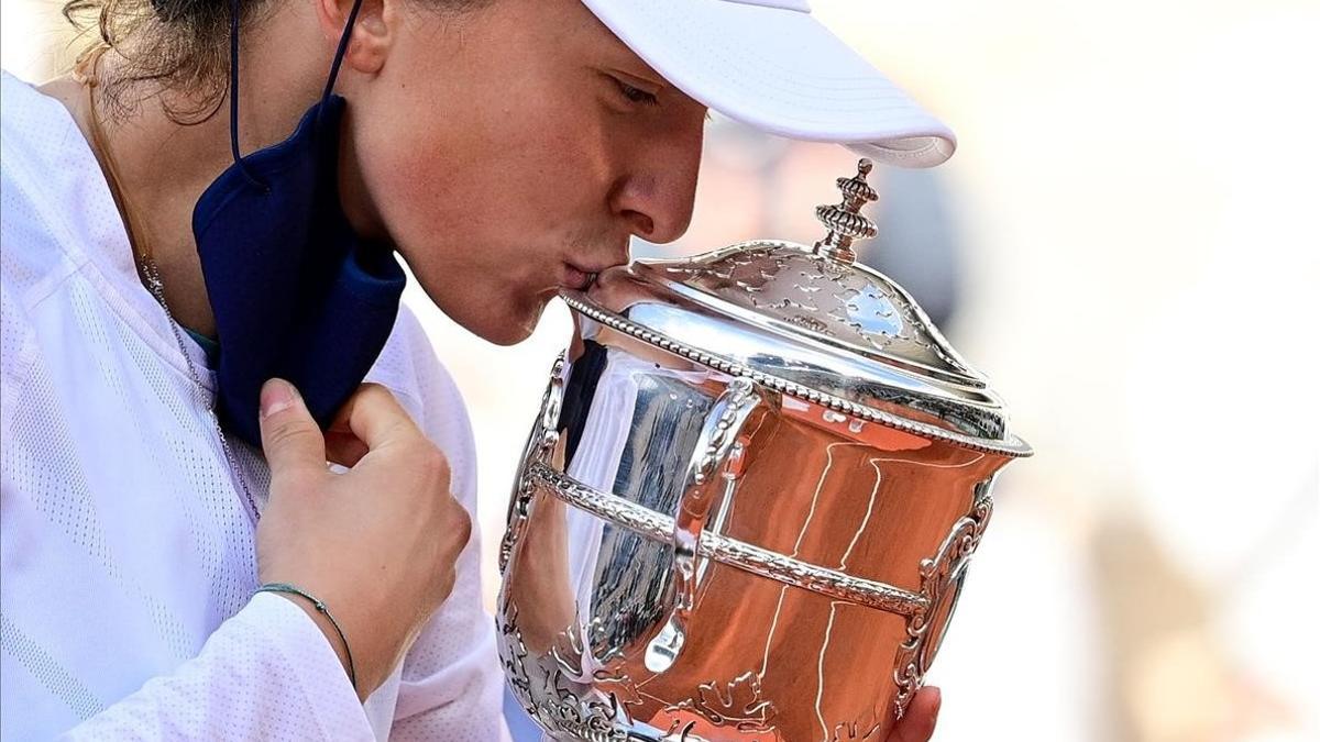 Swiatek besa el trofeo Suzanne Lenglen, como nueva campeona de París