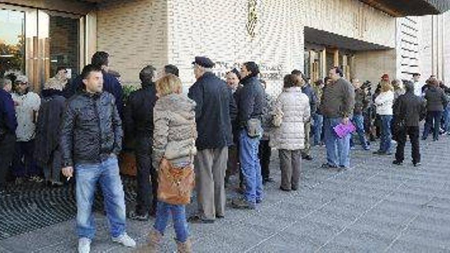 Siguen las colas indecentes en el Registro Civil de Castellón