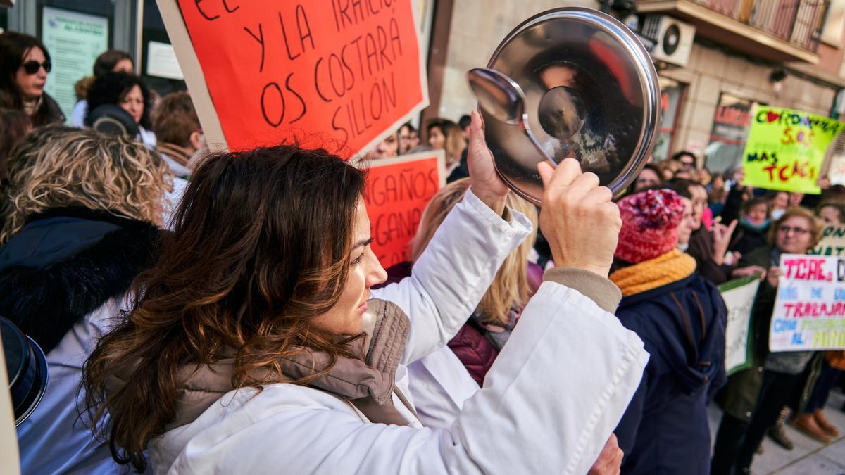 Protesta de los sanitarios, este lunes, en la sede de la gerencia del SES en Cáceres.