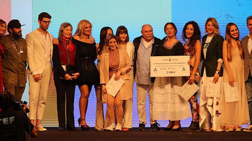 Natalia Martínez recibe el premio junto a todos los participantes.