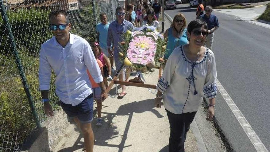 Vecinos, ayer, durante la celebración de la salida del Ramo.