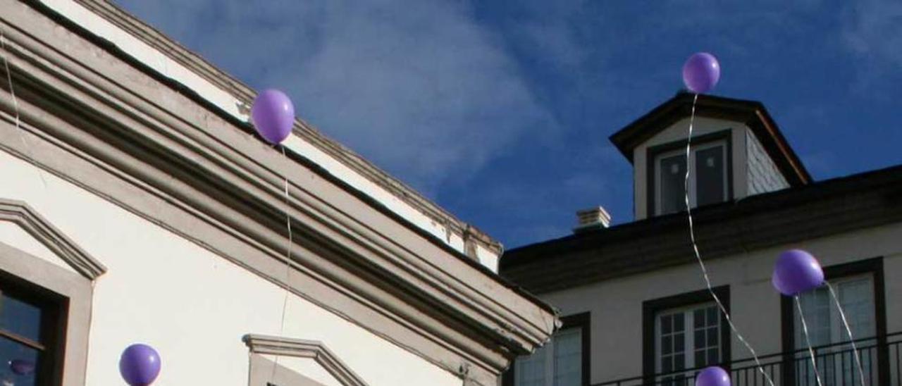 Suelta de globos contra el maltrato en un aniversario anterior en Vegadeo.