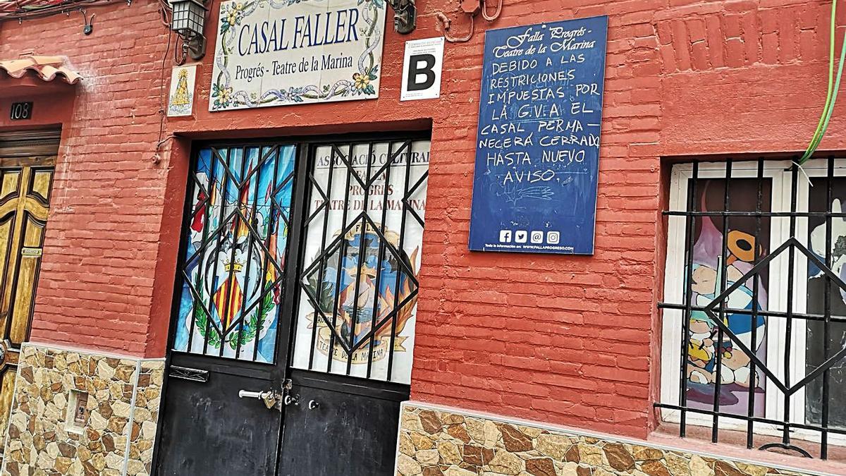 A la izquierda, casal de Progreso-Teatro de la Marina, cerrado «hasta nuevo aviso». A la derecha, el «nuevo» cartel de Fallas.  | LEVANTE-EMV