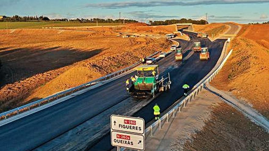 Les obres a la carretera N-260, a l&#039;enllaç de Queixàs.