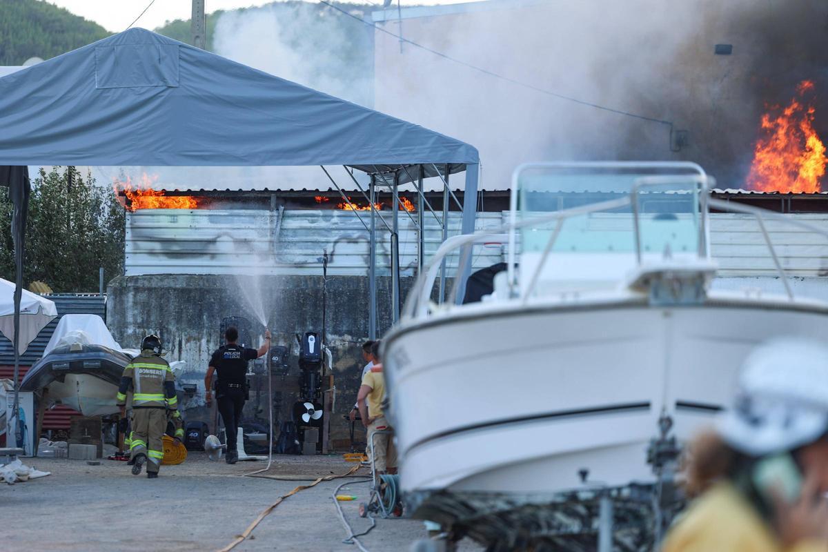 Galería: alarma por un incendio en la Fundació Deixalles de Ibiza Galería: alarma por un incendio en la Fundació Deixalles de Ibiza
