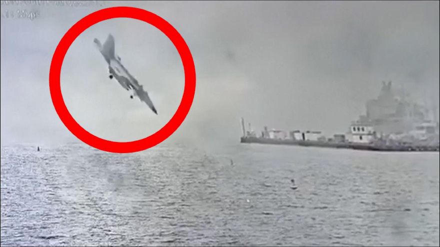 Un avión militar impacta brutalmente en la bahía de San Diego, California