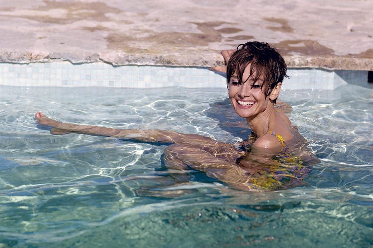 Audrey Hepburn en la piscina, en el rodaje de 'Two for the Road'.