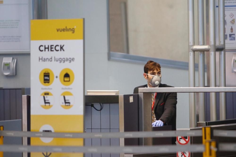 Efectivos de la UME en labores de desinfectación en el Aeropuerto de Málaga.