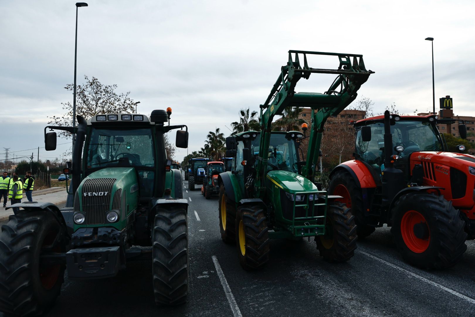 Las primeras tractoradas colapsan València