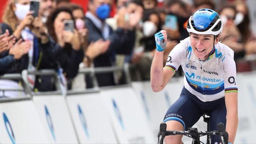 La corredora del Movistar Annemiek van Vleuten gana su tercer Giro, con la española Mavi García tercera