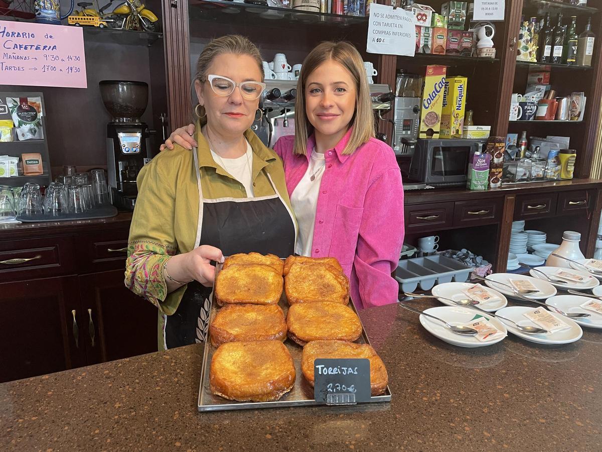 María Isabel, su hija, Blanca, y las torrias de La Imperial.