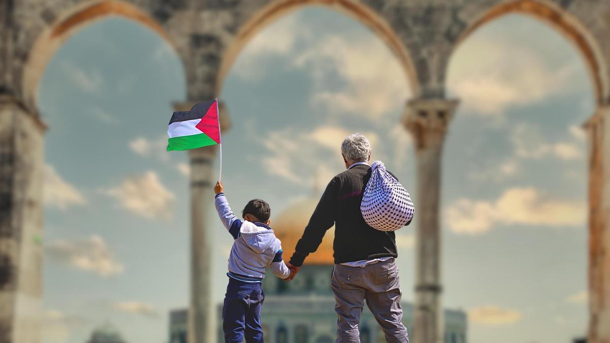 Un niño ondea la bandera de Palestina.