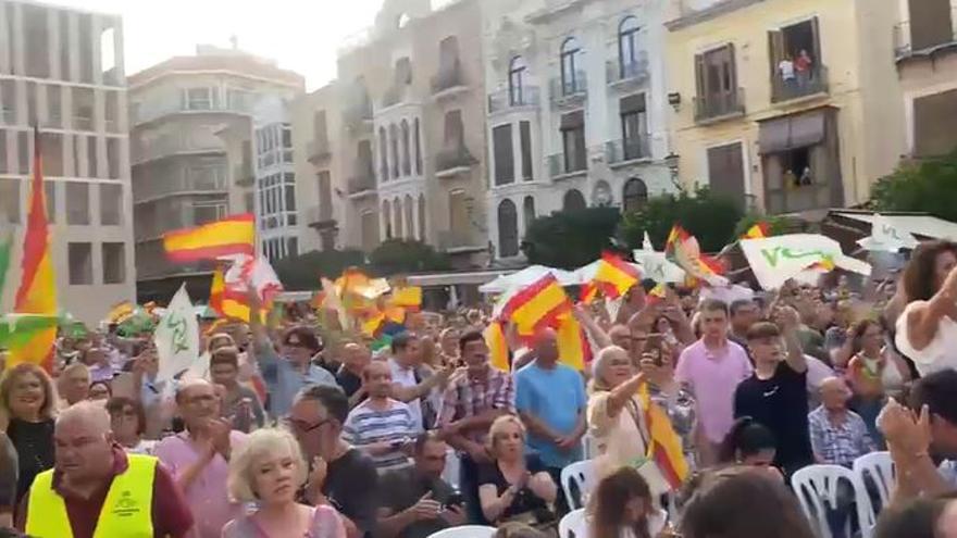Abascal llega a su mitin en Murcia arropado por una abarrotada plaza Belluga
