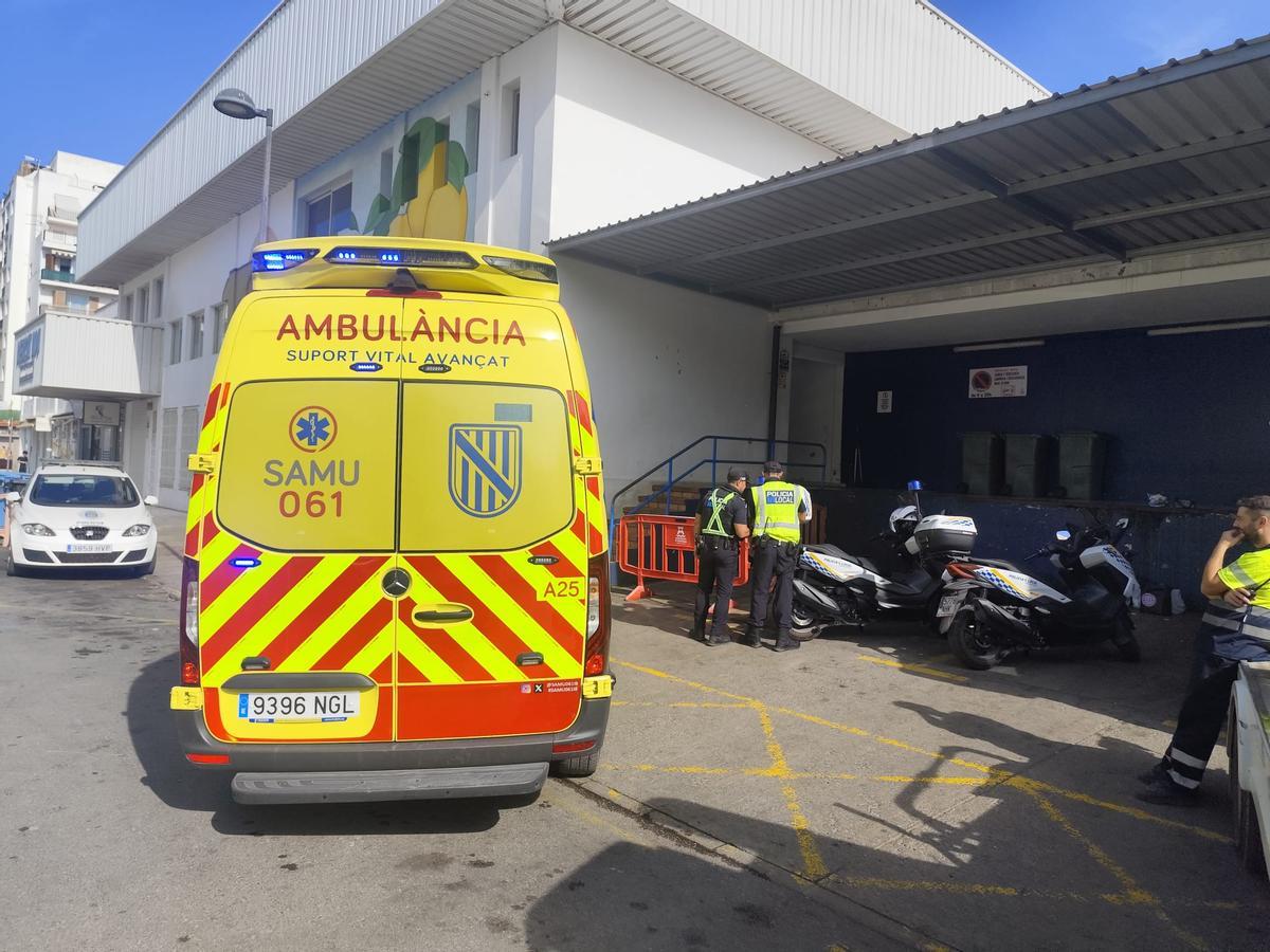 La ambulancia del SAMU 061 y efectivos de la Policía Local de Ibiza.