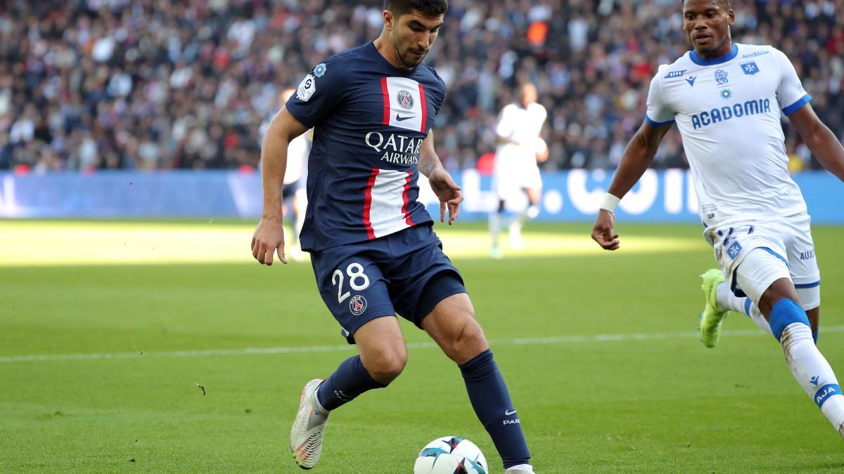 Carlos Soler controla el balón durante el Paris Saint-Germain vs AJ Auxerre