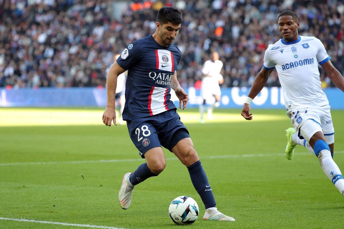 Carlos Soler controla el balón durante el Paris Saint-Germain vs AJ Auxerre