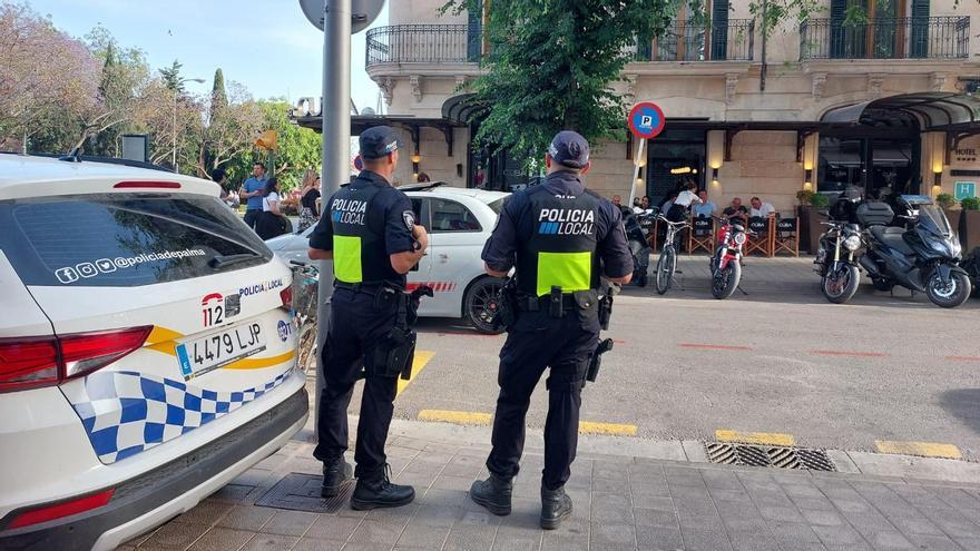 La Policía Local de Palma en el barrio de Santa Catalina