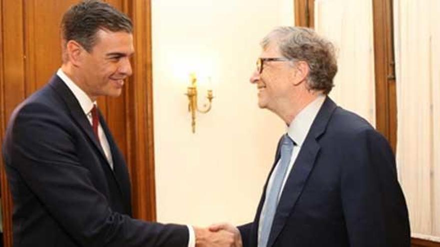 Sánchez saluda a Bill Gates.