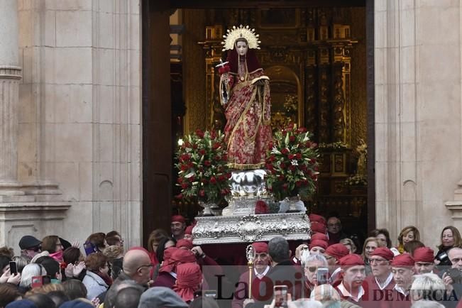 Los romeros acompañan a la Santa pese al frío.