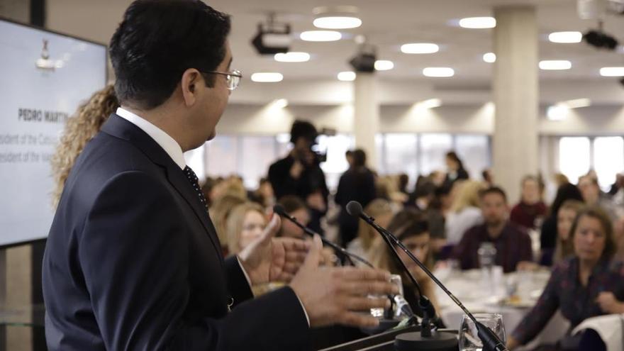 El presidente del Cabildo de Tenerife, Pedro Martín, durante su encuentro ante los medios.