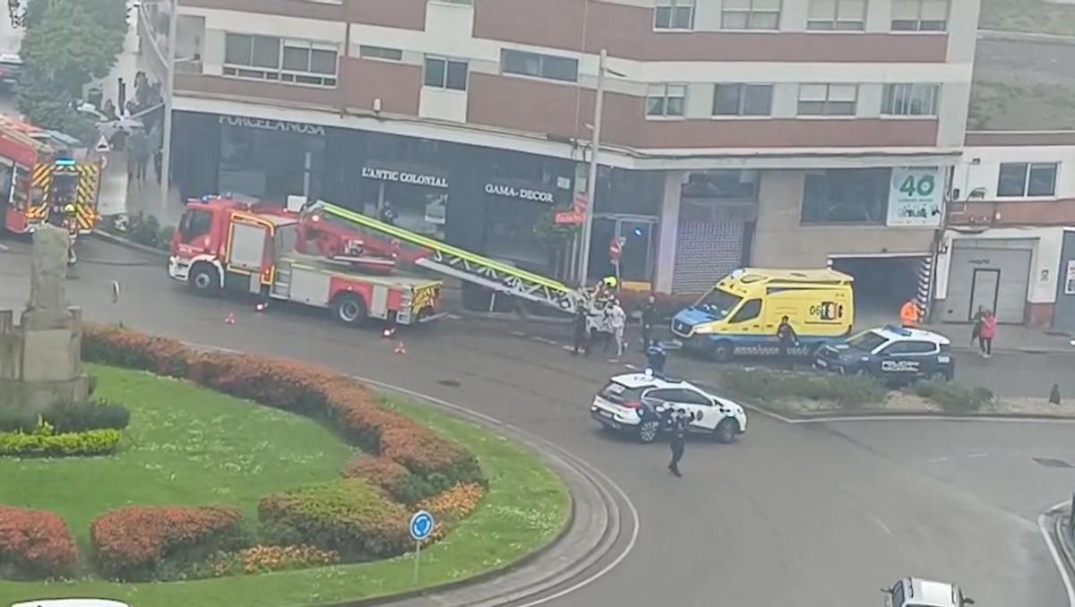 Momento en el que el padre y el perro se bajan del camión-escalera de los Bomberos de Vigo.