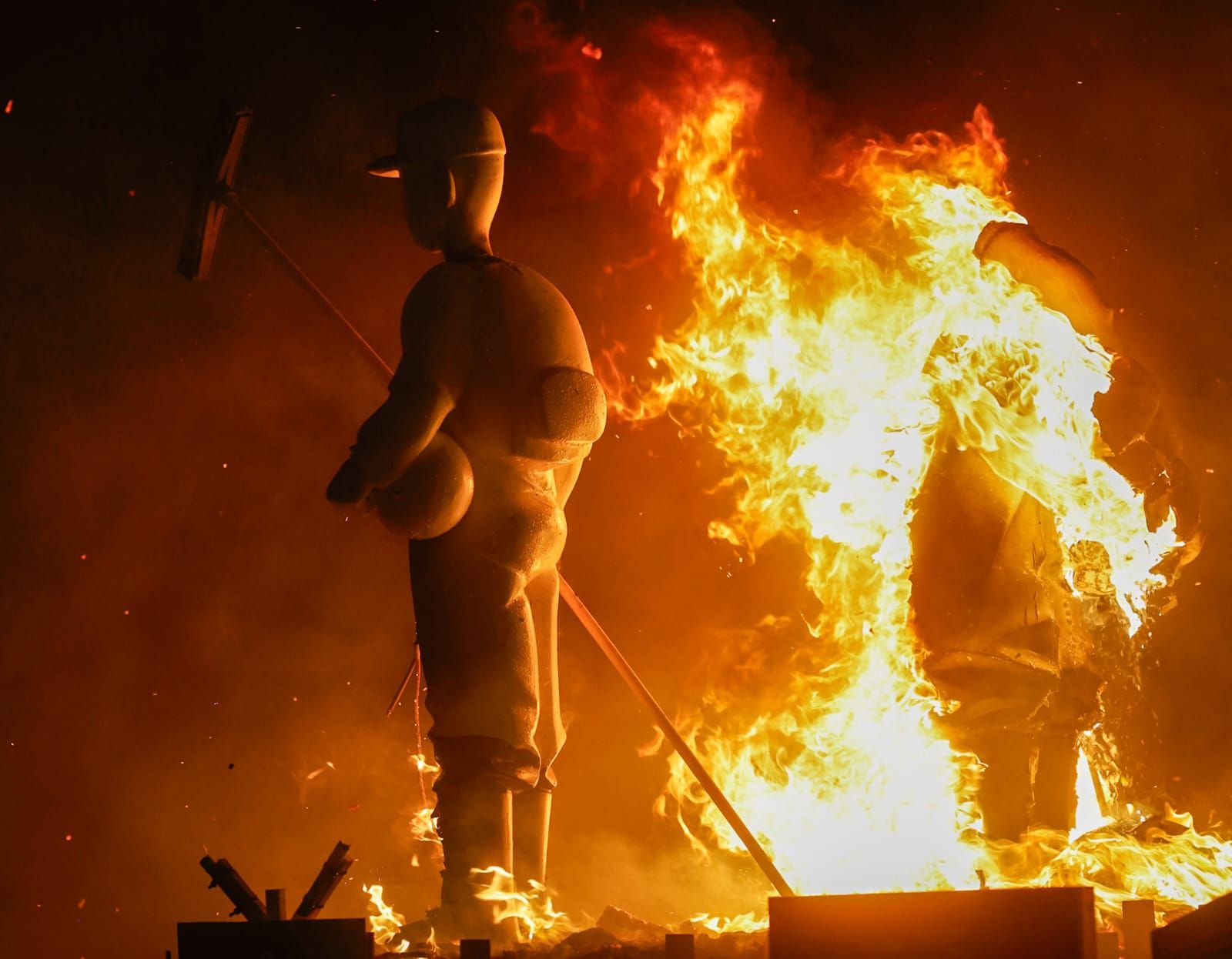 Arde la falla solidaria "SOM" en Paiporta