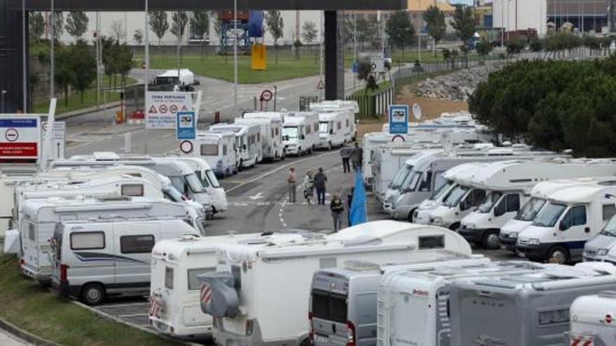 Autocaravanas aparcadas ayer en El Arbeyal para participar en la fiesta.