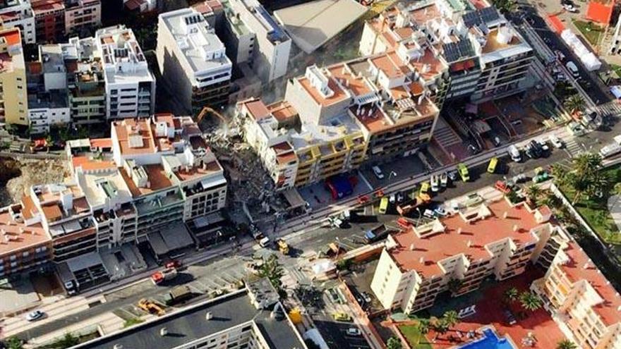 Vista aérea del edificio derrumbado en Arona.